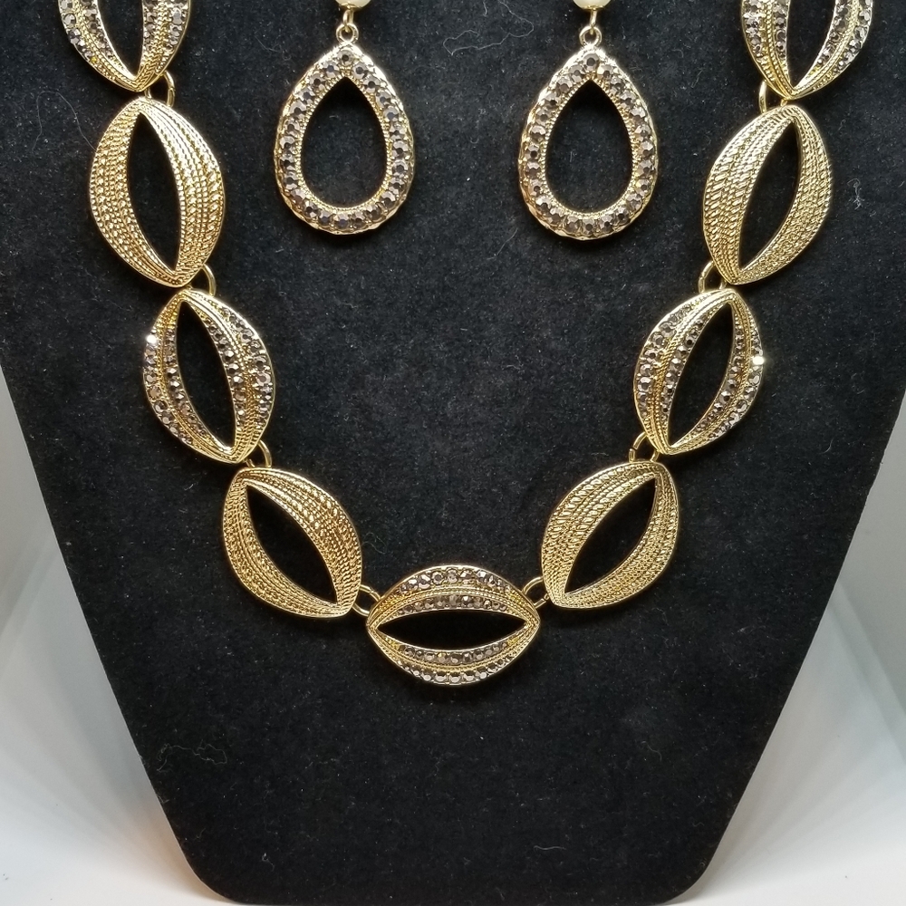 2pc Goldtone & Blk Necklace set